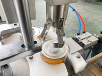 Machine de remplissage semi-automatique pour petites bouteilles de colle cyanoacrylate (Fevicol) en PVC, pour adhésifs en cartouches et en gallons.