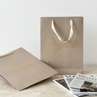 Personalisierte rosa Papiertüte mit Logo, luxuriöse Geschenktüte mit Satinbandgriff, bedruckte Papiertüte für Haar- und Schönheitsboutiquen-Verpackungen