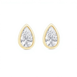 Boucles d'oreilles clous style hip-hop en argent sterling 925 plaqué or 18 carats avec moissanite solitaire sertie griffe pour femmes et hommes - Product Image 4