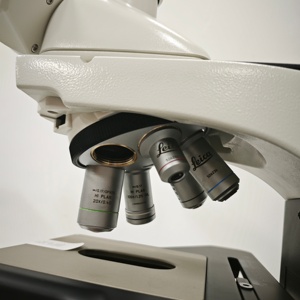 <span class=keywords><strong>Microscope</strong></span> biologique trinoculaire <span class=keywords><strong>Leica</strong></span> DM2500 avec source de lumière LED pour utilisation en laboratoire <span class=keywords><strong>optique</strong></span> - Product Image 2