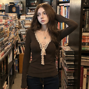 T-shirt Y2K vintage en maille fine, col en V, avec dentelle épissée, détails ajourés et liens, coupe ajustée, sexy et flatteuse, style 'pure desire' - Product Image 4