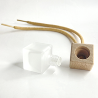 Bouteilles de diffuseur de voiture givrées suspendues en verre dépoli carré avec couvercle en bois bouteille vide de fleur rose de haute qualité de 8ml
