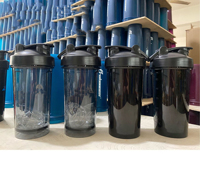 Nouveau 2024 Bouteille d'Eau Sportive Transparente en Plastique Moderne 500 ml 16oz, Sans BPA, avec Mélangeur et Logo Personnalisé pour Gym, Bouteille Shaker à Protéines