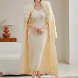 Maßgeschneidertes Winter-Set: Einfarbiges Slim-Fit Strickkleid mit Plüschkragen, Flauschigem Gürtel und Langer Strickjacke, 2-teiliges Damen-Strickoutfit - Product Image 1