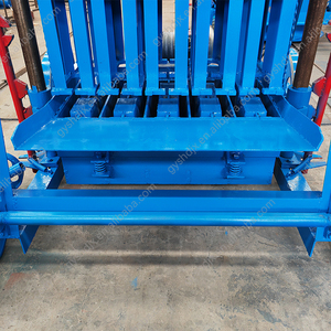 Machine de fabrication de blocs de briques creux en béton pour la ponte d'oeufs à moteur diesel QMJ4-35A - Product Image 4