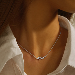 Collar Minimalista CANNER de Plata de Ley 925 con Etiqueta Personalizada, Collar con Colgante de Nudo de Amor en Oro de 18k, Diseño de Figura del Ocho - Product Image 4