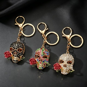 Portachiavi Punk con Strass Rosa Rossa, Ciondolo Borsa Teschio Bling in Cristallo, Anello Portachiavi, Regalo Halloween Giorno dei Morti, Ciondolo per Chiavi Auto - Product Image 1