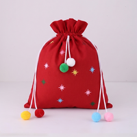 Adorable sac à cordon de serrage avec motif d'étoiles multicolores, parfait pour contenir des cadeaux de Noël, des bonbons et des jouets.
