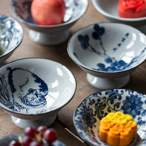 Plateau à fruits sur pieds en porcelaine bleue et blanche, style rétro, pour servir des desserts lors de fêtes ou dans le salon. - Product Image 2