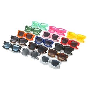 Lunettes de Soleil UV400 à Logo Personnalisé pour Femmes et Hommes, Monture Carrée Vintage Jaune Rouge Bleu avec Protection Solaire - Product Image 5