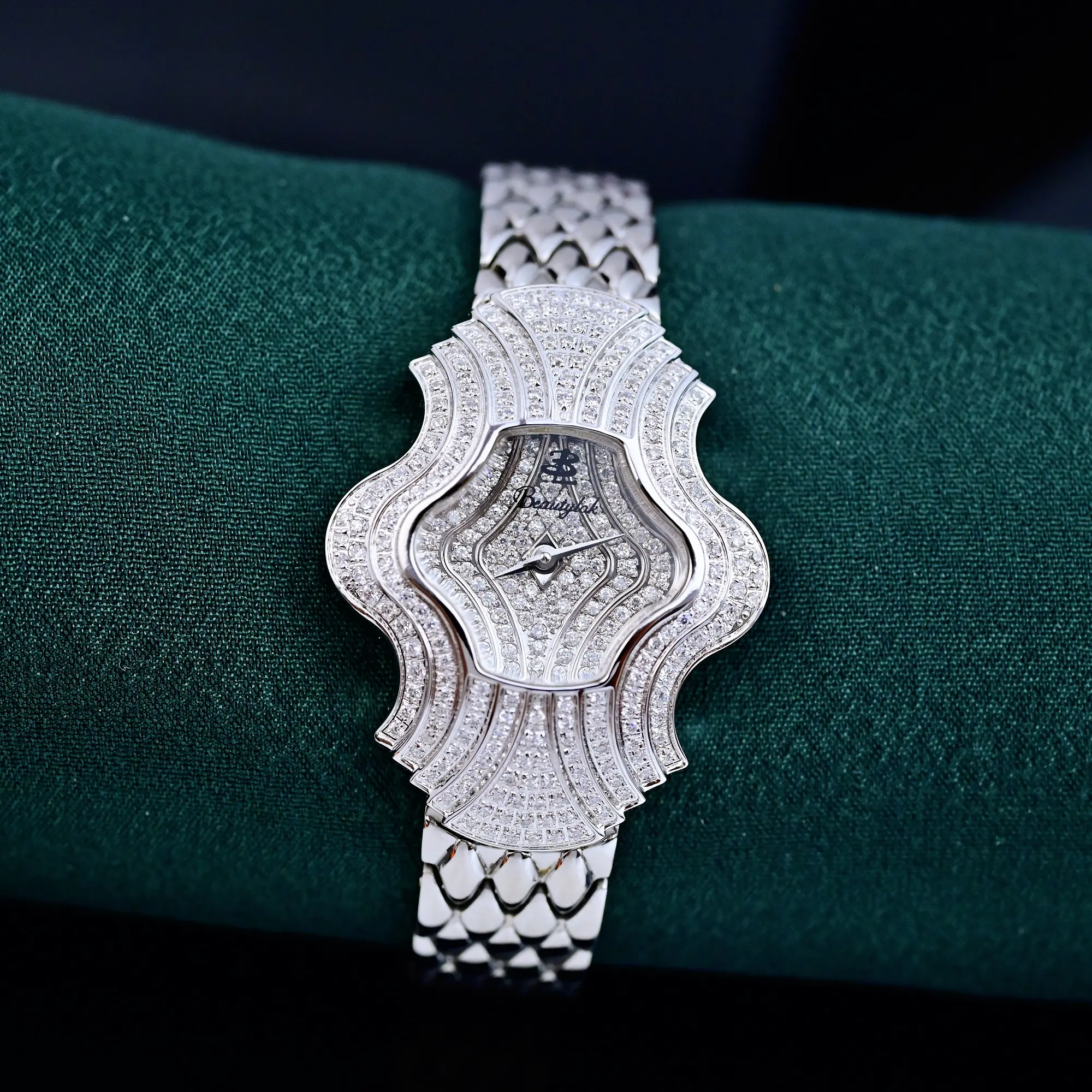 A coroa da rainha, um relógio feminino medieval luxuoso e elegante. O novo relógio é composto com strass e artesanato requintado