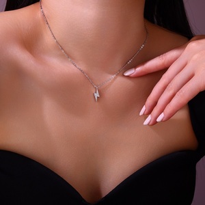 Collier pendentif éclair en moissanite en argent sterling 925 minimaliste, testé au diamant, pour un usage quotidien décontracté - Product Image 2