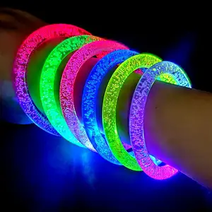 ईस्टर पार्टी के लिए एलईडी टिमटिमाती बहु-रंग परिवर्तन चमकदार नियॉन लाइट कंगन के साथ थोक ऐक्रेलिक चमक कंगन
