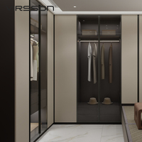 Sistema de Vestidor de Lujo con Estructura de Madera Oscura, Puertas de Vidrio, Isla, Cómoda, Taburete y Alfombra, Diseño Personalizado