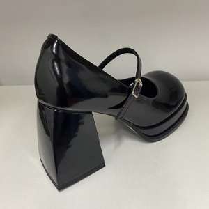 Zapatos de tacón grueso de 9 cm para mujer, de cuero vacuno patentado, con plantilla de piel de cerdo, punta cuadrada, estilo Mary Jane, personalizables con logo de fábrica. - Product Image 6