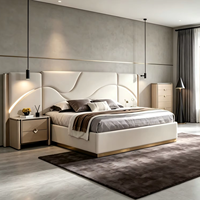 Ensemble complet de meubles de chambre de luxe français pour villa : lit plateforme en bois clair avec base dorée, armoire miroir, commode LED et tiroirs