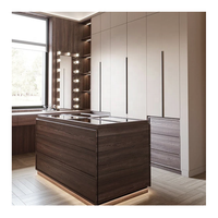 Armoire coulissante de luxe sur mesure en cuir pour chambre à coucher, grande armoire pour femmes avec miroir