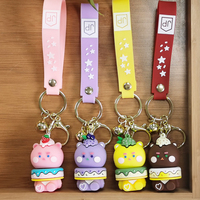 En gros : Porte-clés en caoutchouc souple, Pendentifs de sac Sweethearts, Porte-clés en PVC motif Gâteau et Ours, Pendentifs de sac en PVC