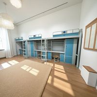 Lit superposé moderne et minimaliste en fer forgé avec bureau et bibliothèque, idéal pour les dortoirs chinois et les appartements étudiants