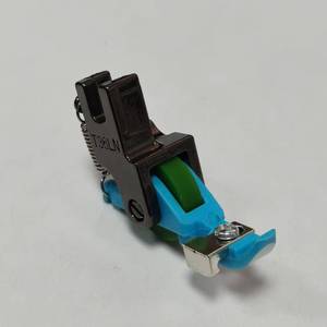 Rouleau de presse-pied à fermeture éclair réglable T36LN pour équipements de traitement des vêtements, avec rouleaux en plastique et conception anti-chute - Product Image 1