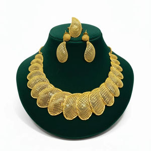 Collar SAUTOIR con Placa Chapada en Oro de 24K, Collar Largo Moderno con Diseño de Placa Limpia para una Joyería Atemporal y Elegante - Product Image 1