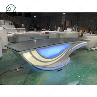 Comptoir de studio TV sur mesure, table de diffusion personnalisée, design moderne avec éclairage LED