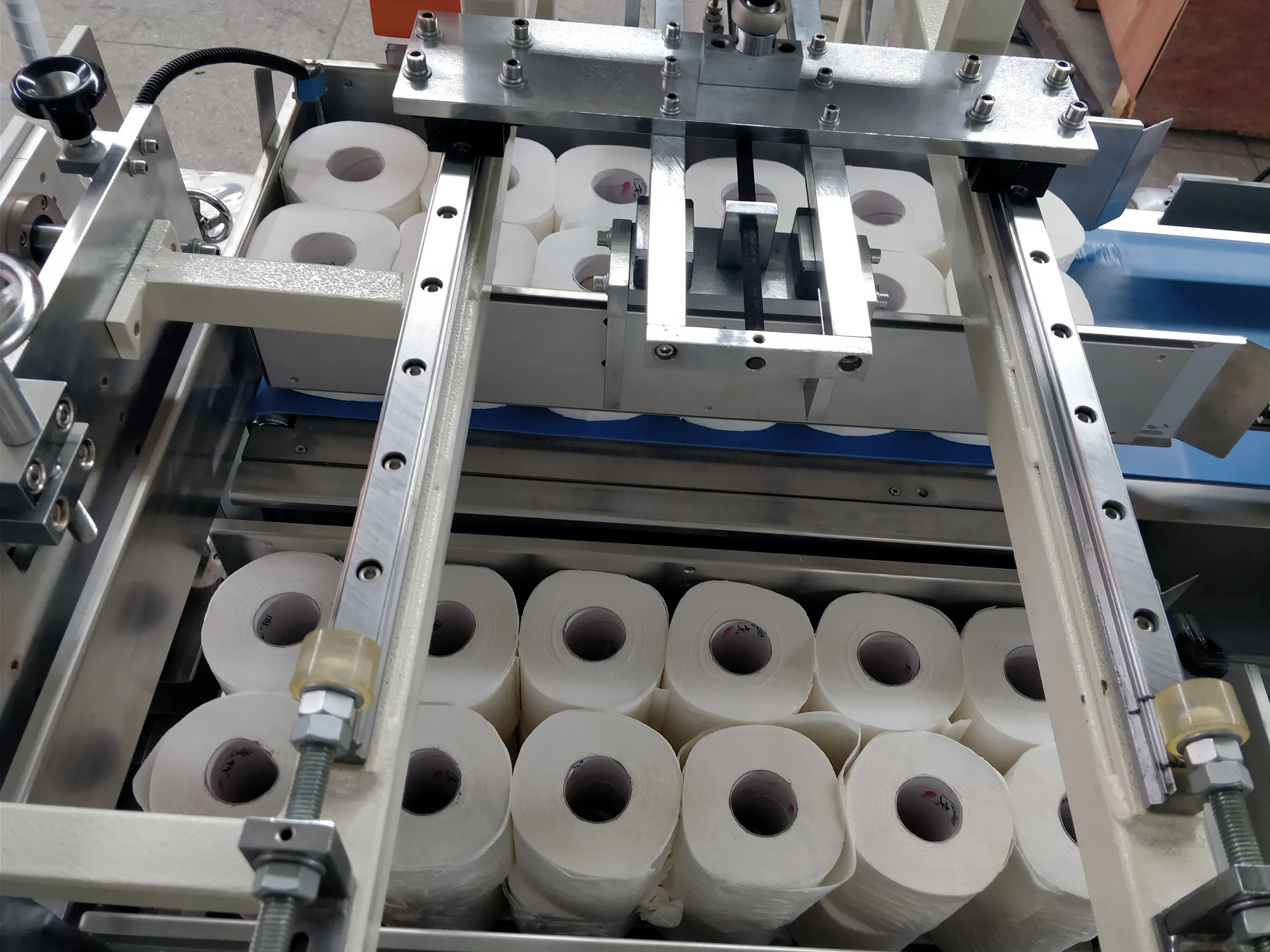 Mini Wc Tissue Papier Converter, Roll Snijmachine En Verpakkingsmachine Voor Kleine Wc Roll Maken