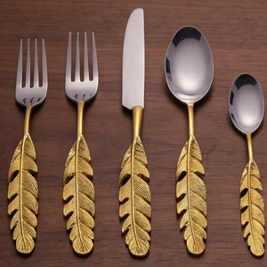 Juego de cubiertos de lujo con diseño de plumas y mango dorado, con cabezas plateadas, para cenas elegantes, cocina, bodas y regalos. - Product Image 1