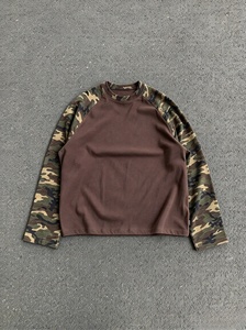 Camiseta de manga larga para hombre, estilo oversize, color marrón camuflaje, con bloques de color y patchwork, estilo streetwear. - Product Image 1