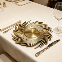 Assiettes de présentation dorées en PP durables de 13 pouces, style américain, motif tourbillon, couleur personnalisée, vente en gros directe usine pour fêtes et mariages