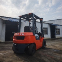 Chariot élévateur diesel Toyota 3 tonnes avec déplaceur latéral et positionneur de fourches, occasion, pour ateliers de réparation de machines et vente au détail, double mât