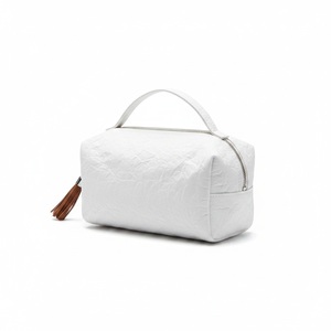 กระเป๋าใส่ของทรงกระบอก Tyvek แบบกำหนดเอง ขนาด 17x10 ซม. พร้อมพิมพ์โลโก้ สีตามสั่ง ตรงตามมาตรฐาน Pantone ขั้นต่ำ 200 ชิ้น ขายส่ง อุปกรณ์จัดระเบียบสำหรับการเดินทาง - Product Image 3
