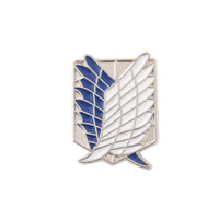 Insignes à épingles en émail Anime de l'attaque des Titans en gros Imprimé UV Technique de coulée sur le thème des fées en métal inoxydable Échantillon gratuit disponible