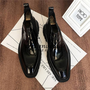 Zapatos de cuero de caña alta con suela gruesa, con exquisitos grabados, botas estilo británico Martin y botas Chelsea. - Product Image 6