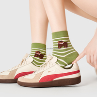Gardez vos pieds au sec et confortables avec les chaussettes Hanes Crew, connues pour leur qualité et leur prix abordable.