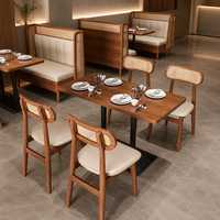 Ensemble de banquettes et tables en ivoire pâle, banquette en rotin teck, table de cantine pour café de quartier commercial et bistro de jardin