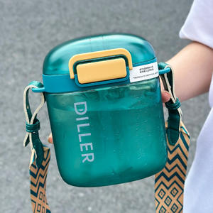 Botella de agua Diller Square Tritan de 720 ml con correa, portátil, para uso en exteriores - Product Image 4