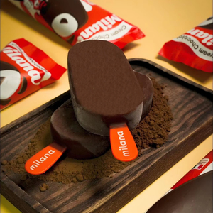 ไอศกรีมแท่งเคลือบช็อกโกแลต OEM พร้อมชั้นกรุบกรอบ นมเจลาโต้รสช็อกโกแลตเข้มข้น ขนมหวานแช่แข็ง จำหน่ายจำนวนมาก - Product Image 1