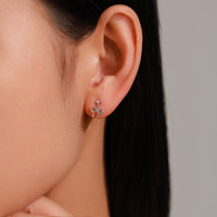 925 Silber Rhodium-Plattierte Blumenförmige Zirkon Klassische Schnallen-Ohrstecker - Geschenk für Festliche Anlässe