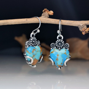 Pendientes Colgantes Vintage con Forma de Corazón Floral y Acento de Piedra Verde, Joyería Romántica para Mujer - Product Image 5