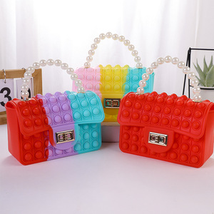 Borsa Popper in Silicone a Forma di Bolla d'Amore, Borsa Antistress con Manico in Finta Perla, Graziosa Borsa a Tracolla con Catena - Product Image 3