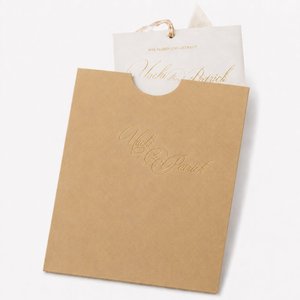Pochette en papier pour cartes avec impression numérique personnalisée, porte-invitation avec monogramme doré, carton mat et carte d'insertion assortie - Product Image 2