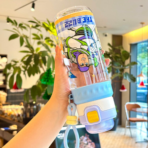 Botella de agua de plástico para niños con función de pulverización, diseño de Toy Story, doble pajita, portátil, a prueba de fugas, con colgante. - Product Image 3