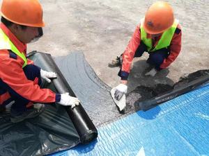 Membrana Impermeable Adhesiva de Película Cruzada de Fábrica China con Reacción al Asfalto para Techos de Edificios y Túneles Ferroviarios - Product Image 4
