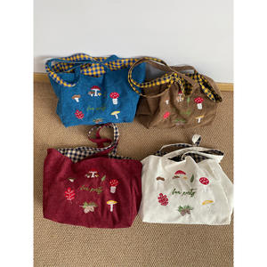 กระเป๋าสะพายไหล่ผ้าลูกฟูกสำหรับผู้หญิงกระเป๋าโท้ทผ้าลูกฟูกพร้อมโลโก้ออกแบบได้ตามต้องการขนาดใหญ่เป็นมิตรต่อสิ่งแวดล้อม - Product Image 2