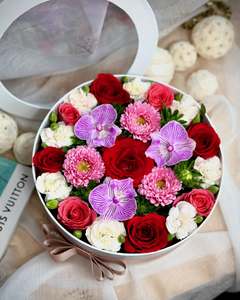 กล่องบรรจุภัณฑ์ของขวัญช็อคโกแลตลายดอกไม้ทรงกลมพร้อมริบบิ้นสำหรับวันแม่โรแมนติก - Product Image 1