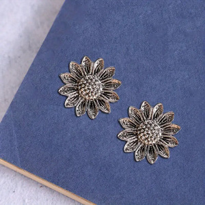 Orecchini a Perno Vintage con Margherite e Girasoli, Stile Antico in Metallo, Gioielli da Donna alla Moda per Uso Quotidiano, Idea Regalo - Product Image 4