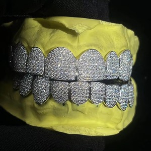 Grillz de Dientes de Moissanita de Excelente Calidad y Estilo, con Polvo de Diamante, Joyería Hip Hop Personalizada de Proveedor Indio en Venta - Product Image 3