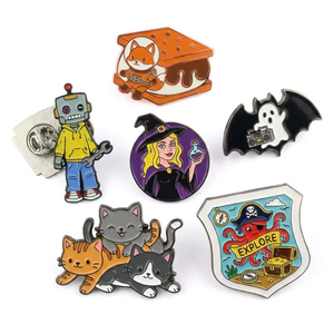 Fabricantes de Pins Esmaltados, Diseño Personalizado, Pin de Metal de Película de Terror, Esmalte Duro y Suave - Product Image 1