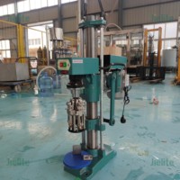 Machine de capsulage semi-automatique pour bouteilles en verre, adaptée aux lignes de production de boissons gazeuses, de bière et d'eau.